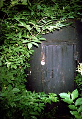 "Маленькая железная дверь в стене"… В смысле не в стене, а в склоне. И к сожалению, запертая и опечатанная.